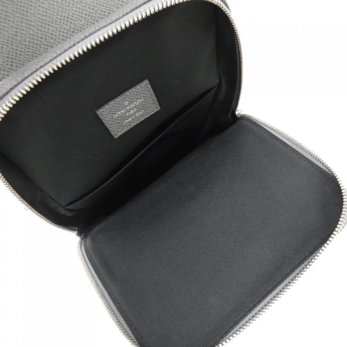 Louis Vuitton Taiga Avenue M30801 Shoulder Bag