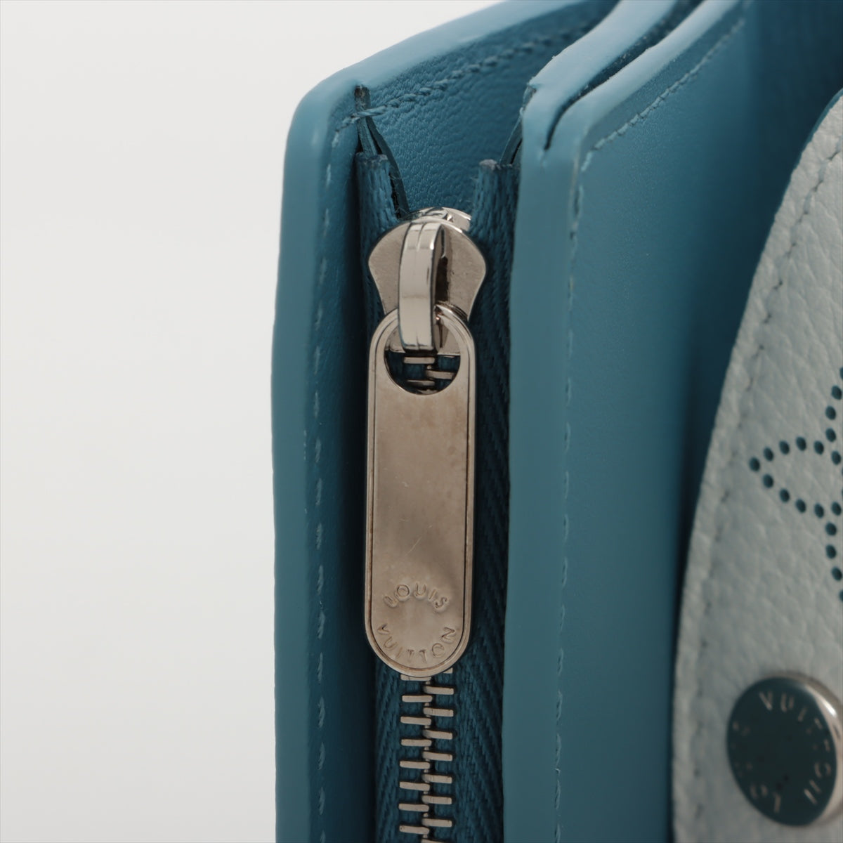 Louis Vuitton Machina Portfolio Yulis Compact M69213 Snow Compact Wallet