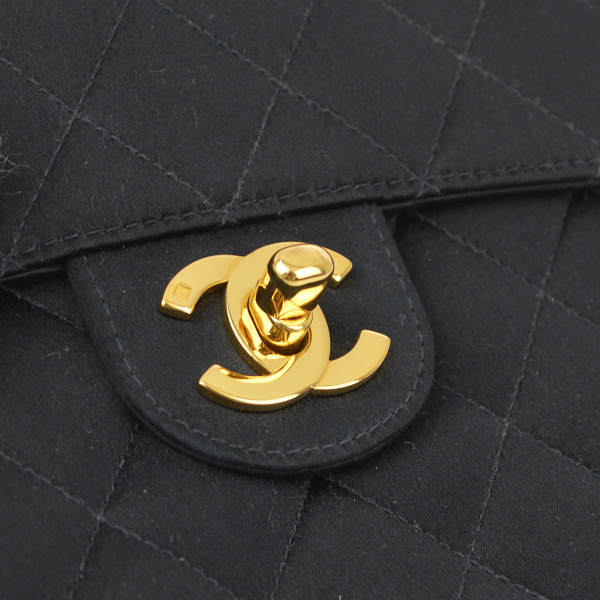 Chanel 黑色缎面迷你經典方形翻蓋包 17