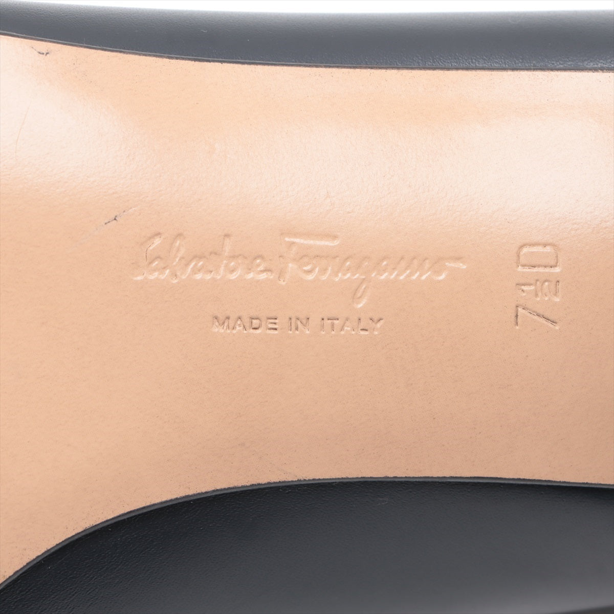 Ferragamo Leather Pump 7 1/2D  Navy Valve Chain