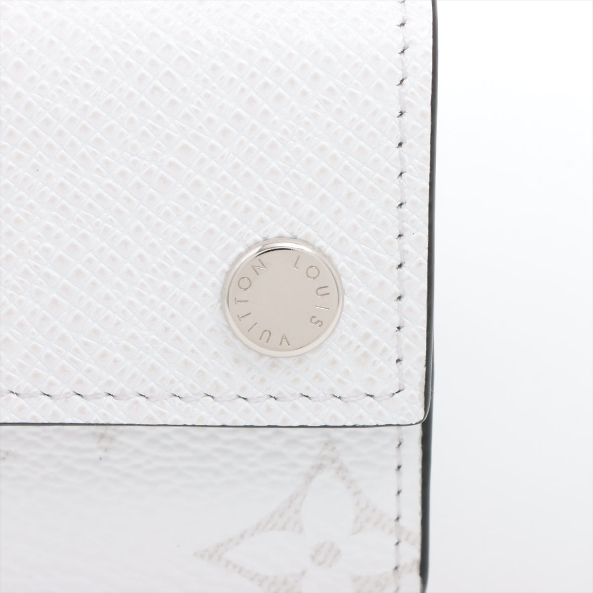 Louis Vuitton Taigaama Dialovery Compact Wallet   White Compact Wallet M30899