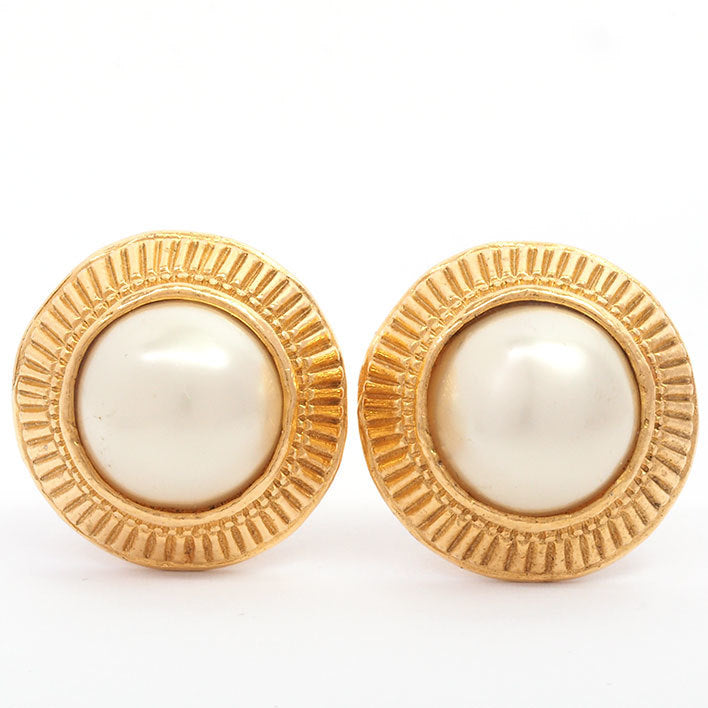NIB Chanel Classic Circle Pearl Stud Earrings GHW – Boutique Patina