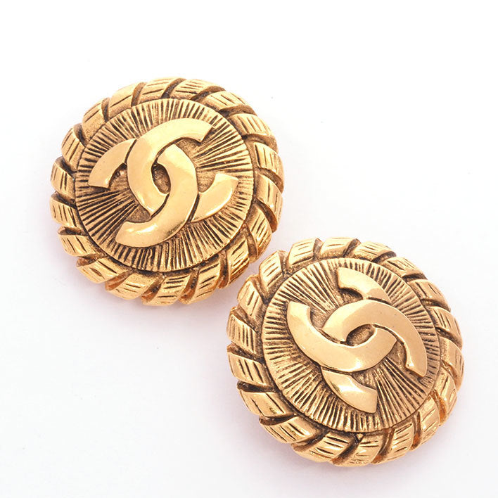 1990s Vintage Chanel Gold Toned Dangle Earclips Clip On Earrings at 1stDibs