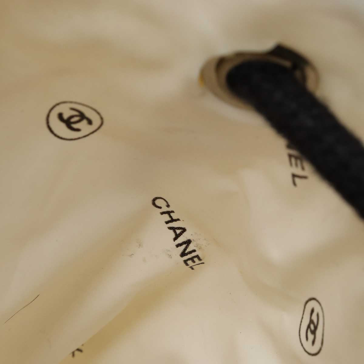 CHANEL NOBELTY LOGO PRINT WORKSHIP WORKSHIP WITH WHITE WHITE BLACK BLACK BLUMIN MARKET SHOP