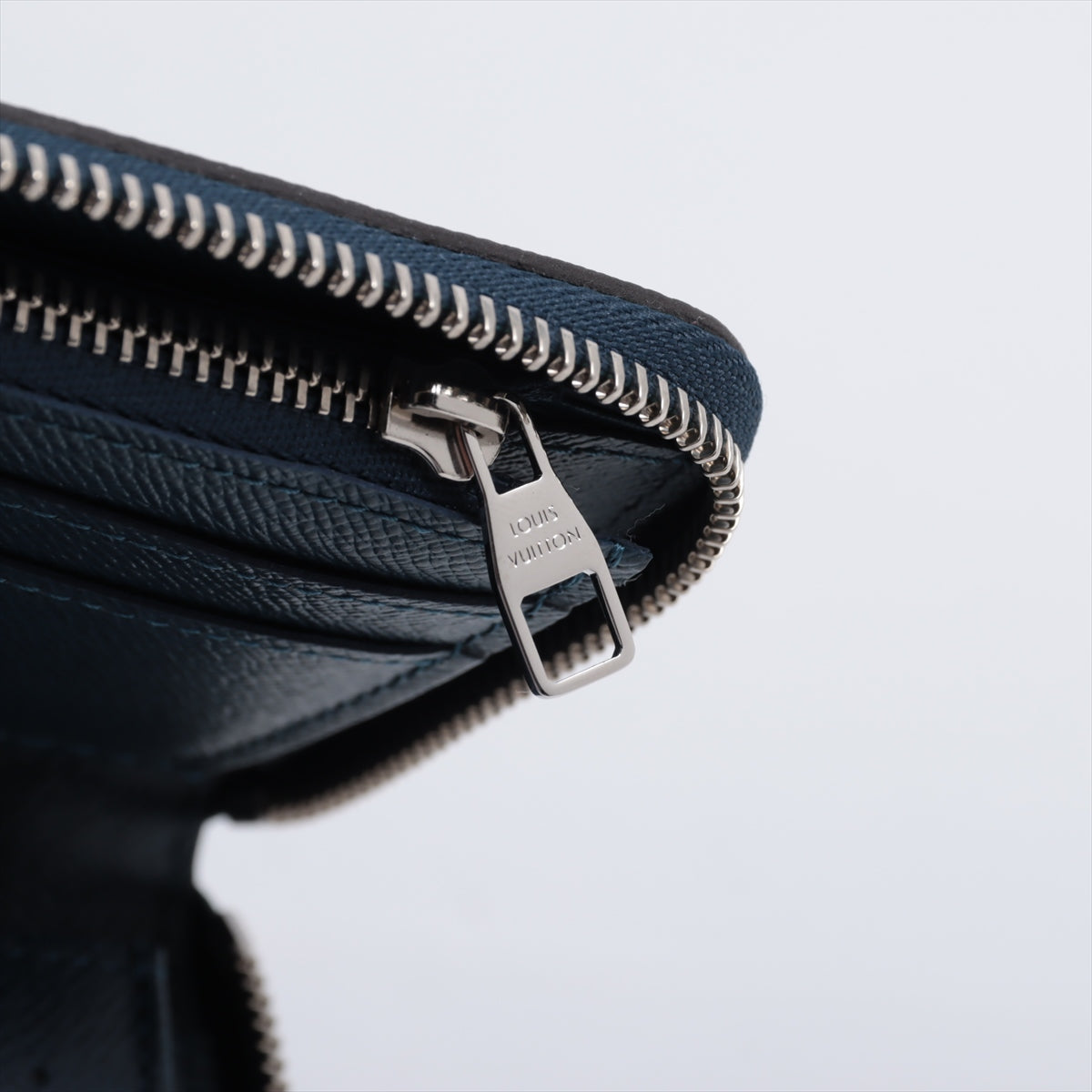 Louis Vuitton Taiga Zippy Vertical Wallet M30503